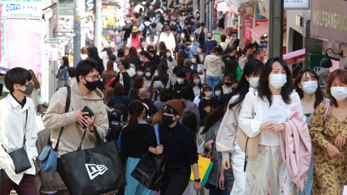 أناس يرتدون كمامات في شوارع طوكيو للوقاية من فيروس كورونا. 2021/03/31