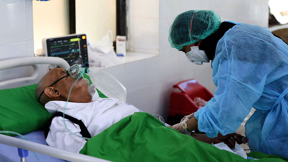 رجل يمني في جناح مستشفى يستضيف مرضى  كورونا  في مدينة تعز الثالثة في اليمن، 30 آذار / مارس 2021