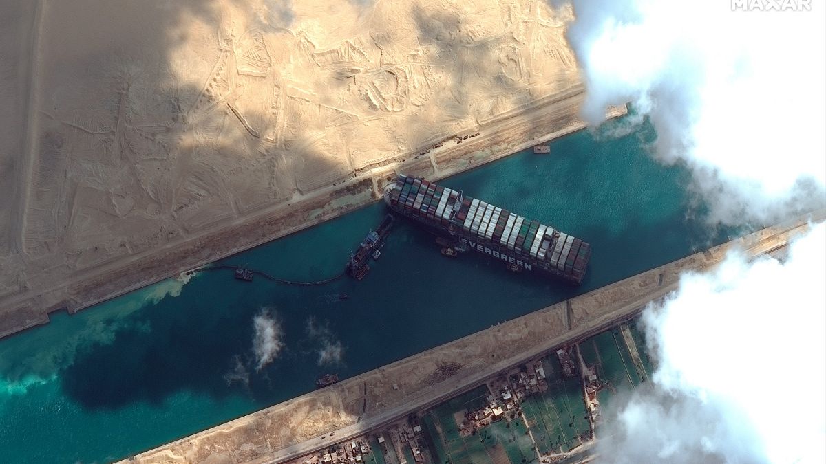 Imagen de satélite de Maxar Technologies muestra el buque de carga MV Ever Given atascado en el Canal de Suez, cerca de Suez, Egipto, el viernes 26 de marzo de 2021.