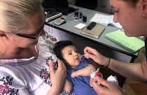 Foto de 6 de junho de 2018, uma criança recebe uma dose de vacina em Chitila, Roménia. Um surto de sarampo matou dezenas de bebés e crianças na Roménia, com 200 novos casos registados