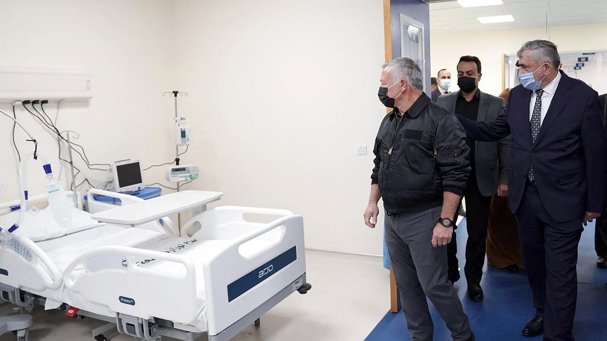 العاهل الأردني الملك عبد الله الثاني خلال افتتاح مستشفى الشيخ محمد بن زايد الميداني لمرضى كوفيد -19 في مدينة العقبة، الأردن، 24 يناير 2021
