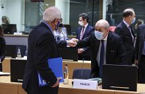 وزير الخارجية الفرنسي جان-إيف لودريان وكبير الدبلوماسيين الأوروبيين جوزيب بوريل (يسار)