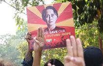 Ang Szan Szu Csi őrizetbe vett mianmari vezető képmásával tüntetnek Rangonban