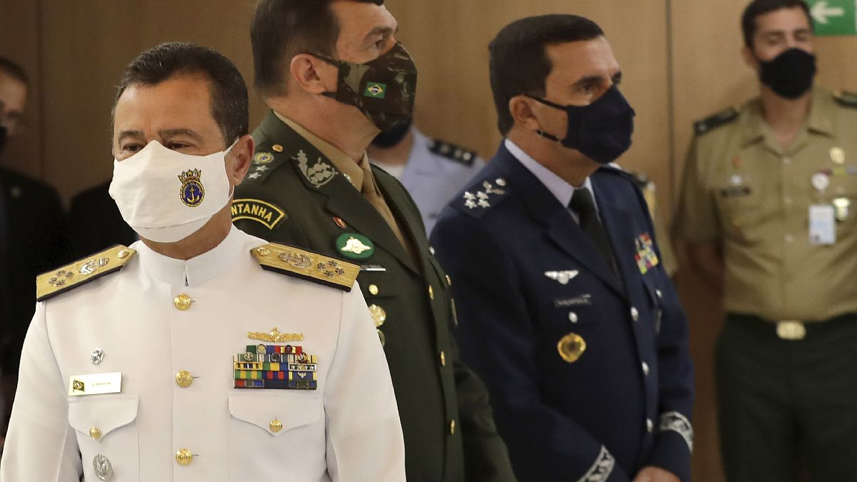 Bolsonaro apresenta novos comandantes em aniversário do golpe militar