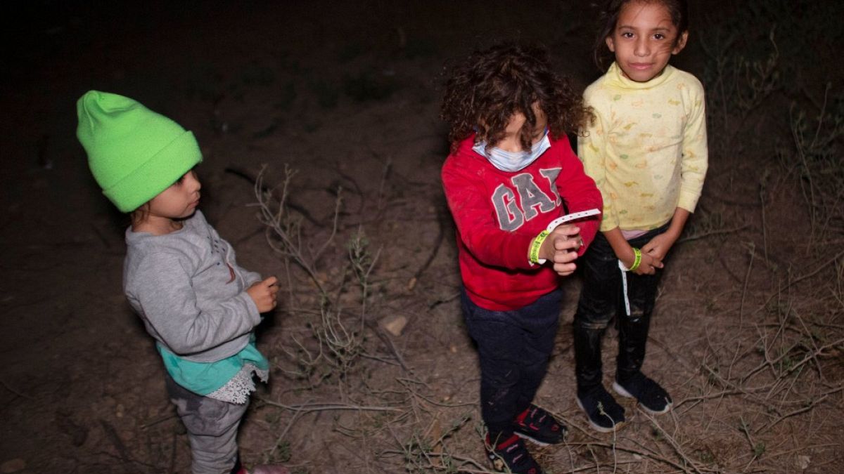 Des enfants qui ont traversé le Rio Grande, près de la ville de Roma, au Texas, le 27 mars 2021