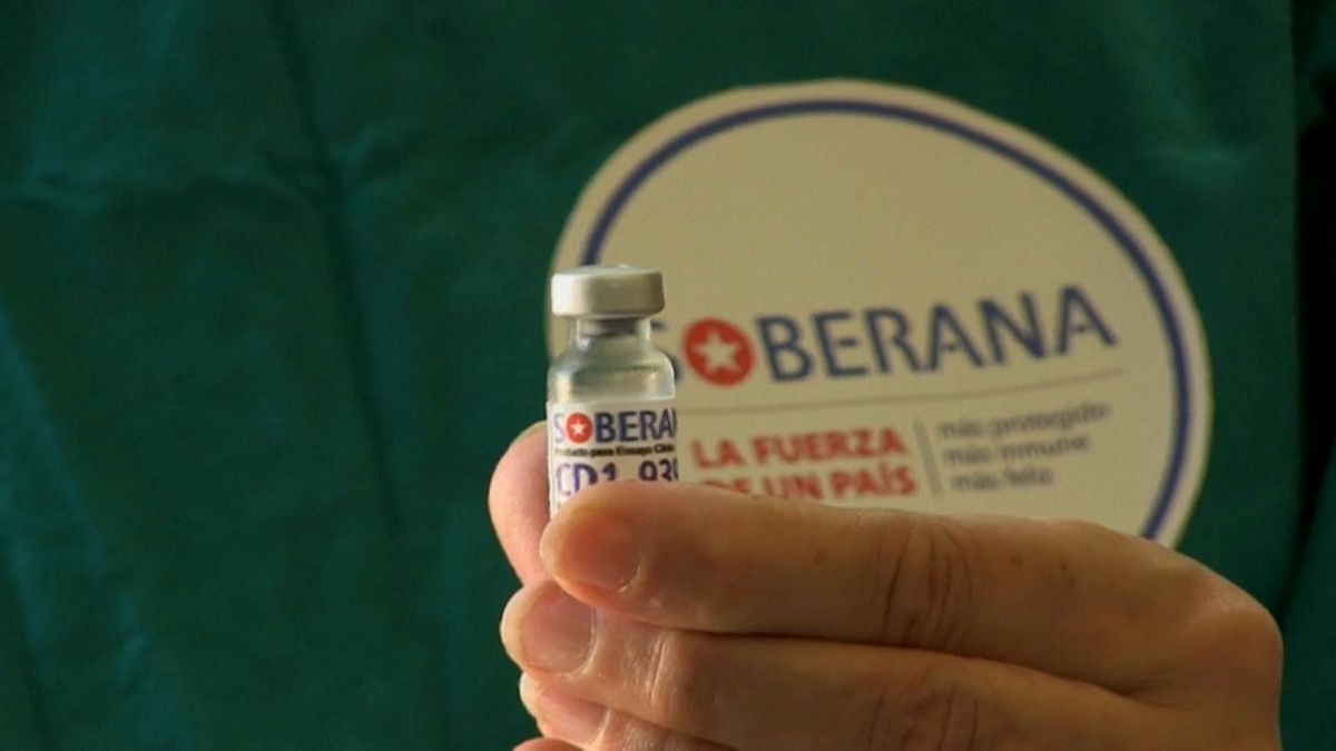 Un sanitario muestra una dosis de la vacuna cubana Soberana 02