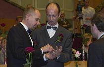 Gert Kasteel (à gauche) et Dolf Pasker (à droite) échangent leur alliance le jour de leur mariage le 31 mars 2021