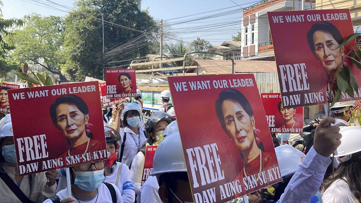 متظاهرون يحملون صورة أونغ سان سو تشي خلال مظاهرة مناهضة للانقلاب في ميانمار