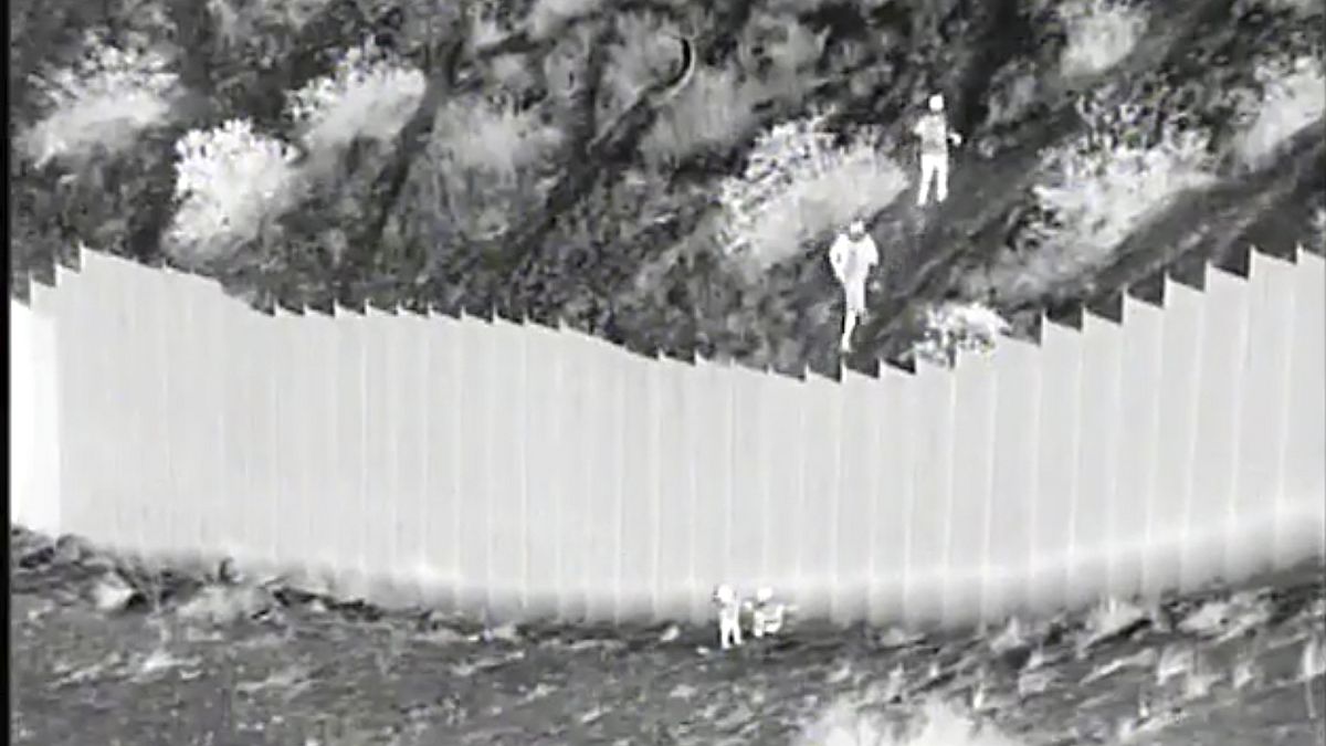 ویدئو؛ قاچاقچیان دو کودک را از بالای دیوار مرزی آمریکا و مکزیک رها می‌کنند