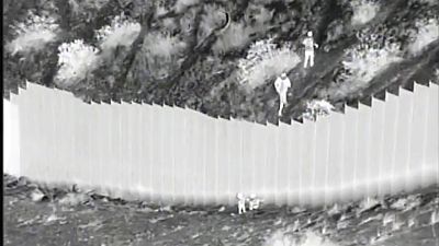 Βίντεο σοκ: Διακινητής πέταξε δύο κοριτσάκια από έναν ψηλό τοίχο στα σύνορα ΗΠΑ - Μεξικού