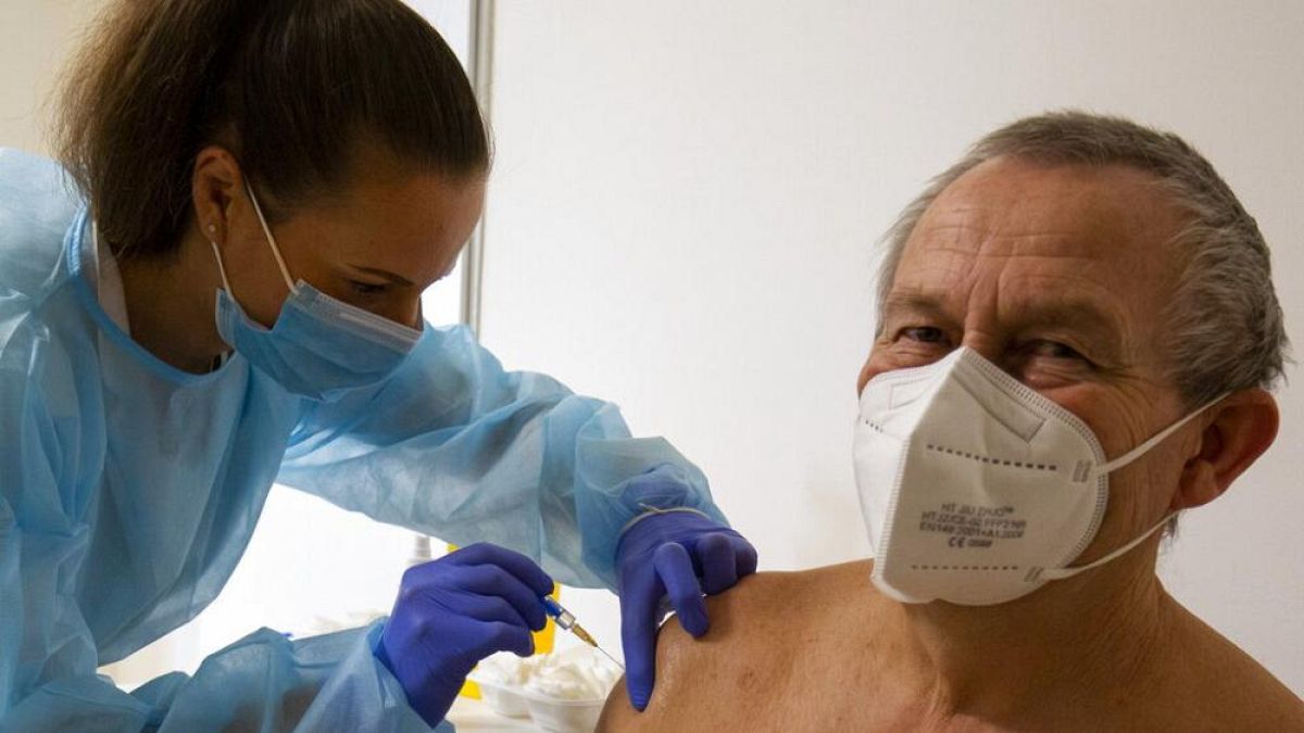 Eine Krankenschwester impft einen Mann im Zala County Szent Rafael Krankenhaus in Zalaegerszeg, Ungarn, mit Sputnik V.