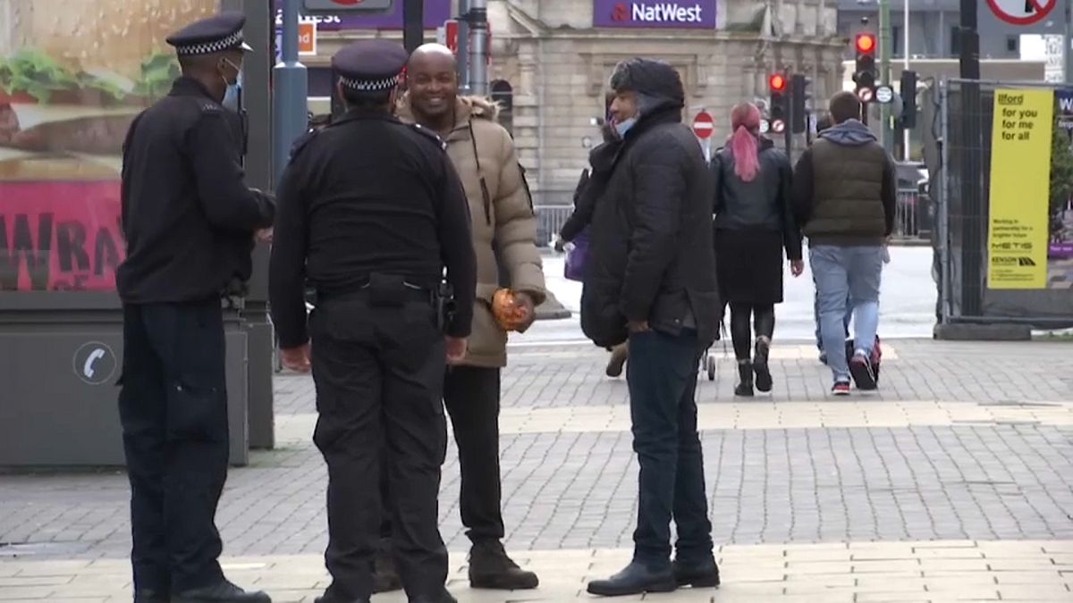 Полицейские и чернокожие жители Лондона, 2020 г.
