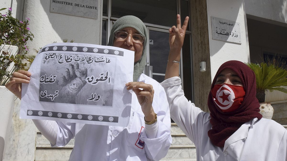 Tunisie : lassés par la crise et le manque de reconnaissance, les jeunes médecins quittent le pays
