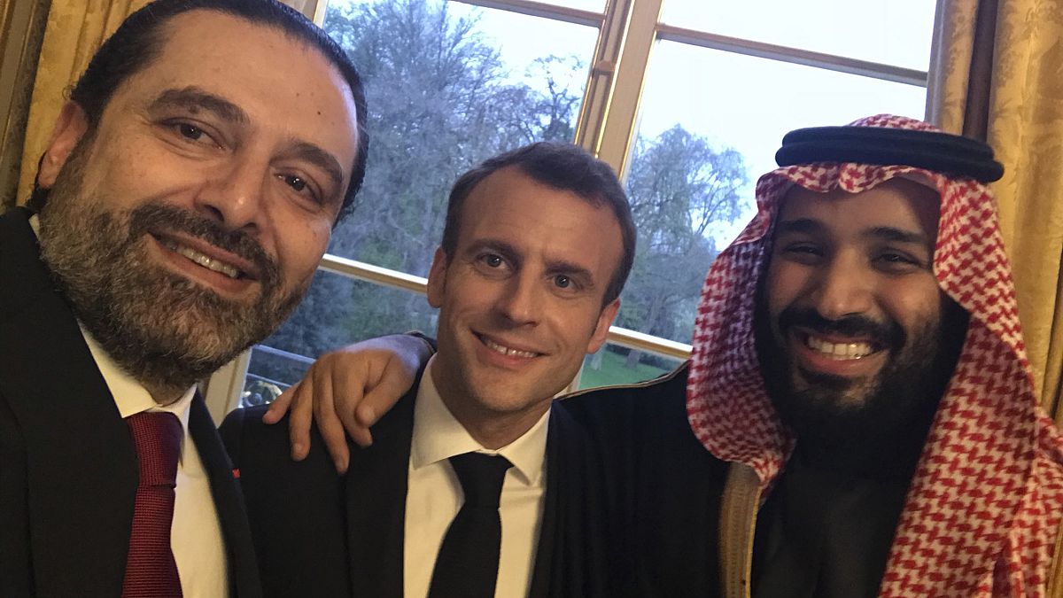 لرئيس الفرنسي إيمانويل ماكرون (إلى اليمين) وولي العهد السعودي الأمير محمد بن سلمان (إلى اليسار)  وسعد الحريري رئيس الوزراء اللبناني قصر الإليزيه في باريس في 09 أبريل 2018