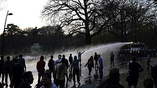 Une fête illégale dispersée au canon à eau dans un parc de Bruxelles