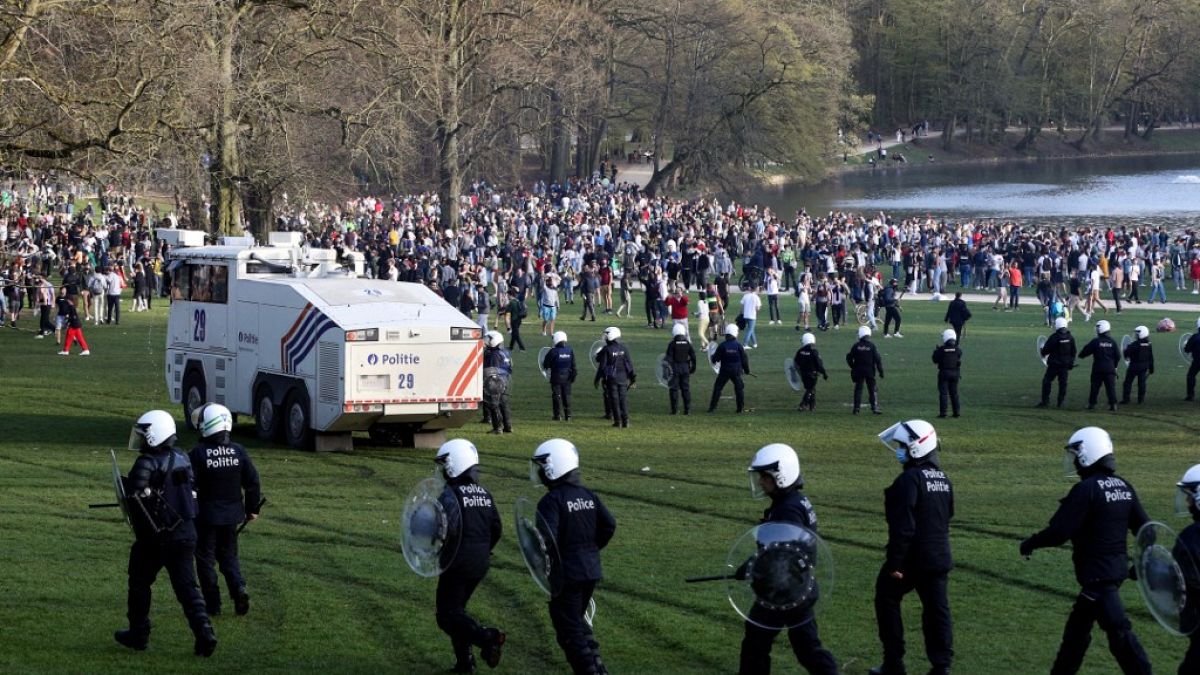 Festival için toplanan kalabalığa polis müdahalesi