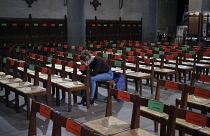 Une fidèle prie dans une église parisienne, le 01 avril 2021.