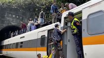 Taiwan, scontro sui binari: deraglia treno, ci sono vittime e feriti