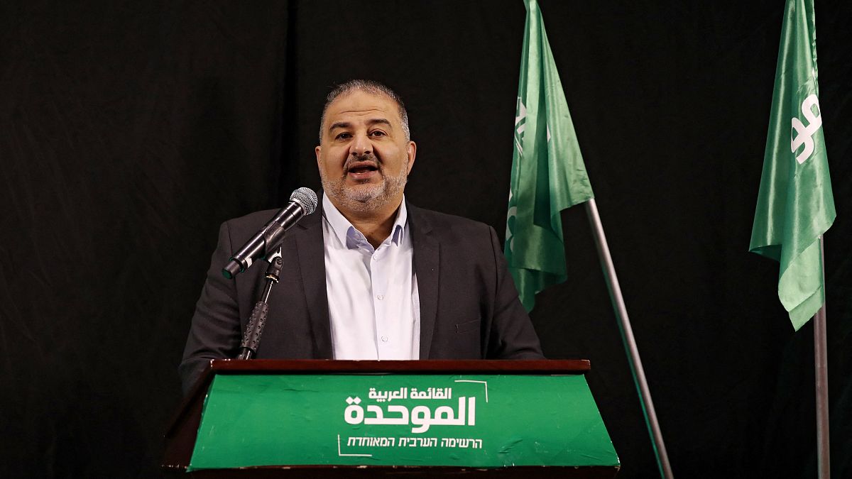 منصور عباس يتحدث خلال مؤتمر صحفي في مدينة الناصرة الشمالية،  1 نيسان / أبريل 2021