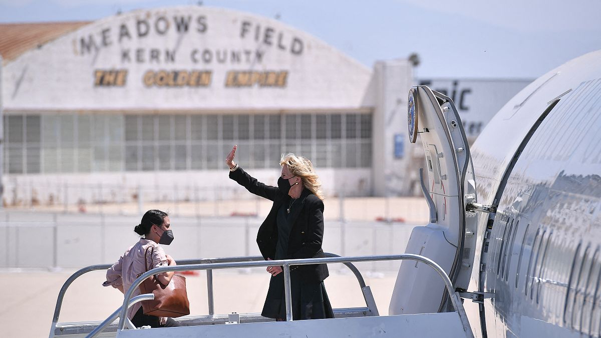 سيدة أميركا الأولى جيل بايدن تلوح وهي تستقل الطائرة قبل مغادرتها من مطار ميدوز فيلد في بيكرسفيلد، كاليفورنيا، 1 أبريل 2021