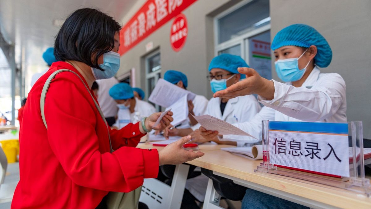 التسجيل لتلقي فيروس كوفيد -19 في مستشفى جينغتشنغ في مدينة رويلي بمقاطعة يوننان، جنوب غرب الصين. 1 أبريل 2021
