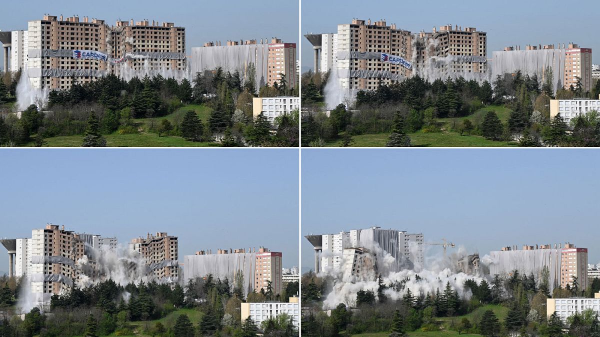La destruction de l'immeuble "Monmousseau" dans le quartier des Minguettes à Venissieux, dans la banlieue de Lyon, le 2 avril 2021