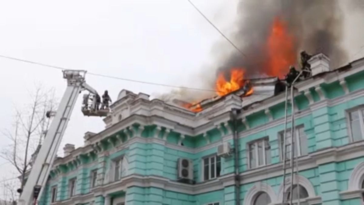 أطباء ينجزون عملية قلب مفتوح رغم النيران المشتعلة في مستشفى روسي