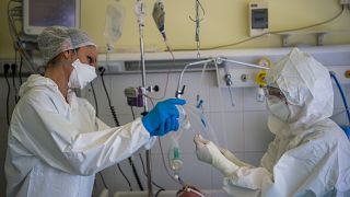 Ápolónő asszisztál egy orvosnak az Országos Korányi Pulmonológiai Intézet koronavírussal fertőzött betegek fogadására kialakított intenzív osztályán 2021. február 18-án.