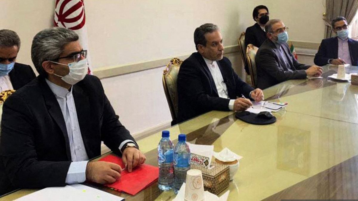 صورة  نشرتها وزارة الخارجية الإيرانية في 2 أبريل 2021 حيث يظهر نائب الخارجية الإيرانية عباس عراقجي في الوسط خلال مؤتمر مع اللجنة المشتركة حول برنامج إيران النووي
