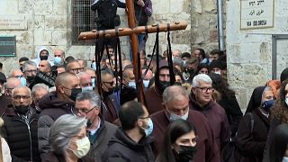 فيديو: المسيحيون يحيون الجمعة العظيمة في القدس مع قرب العودة للحياة الطبيعية