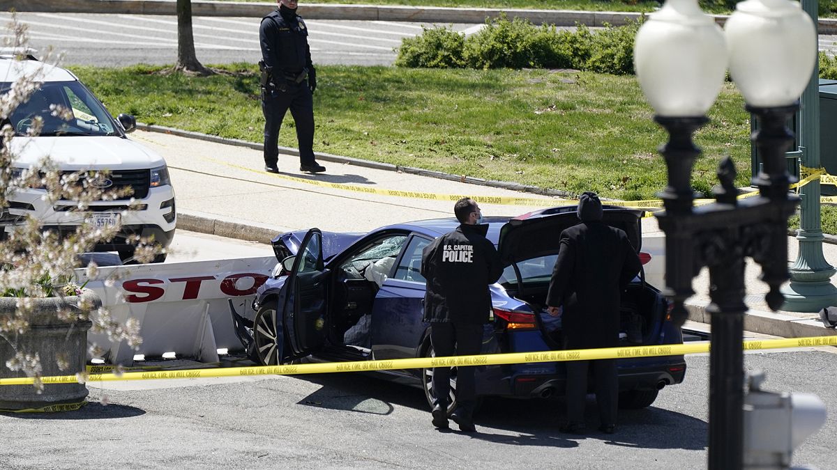 Bir sürücü, aracını ABD Kongre binası önünde polislerin bulunduğu noktadaki barikatlara sürdü, iki polis yaralandı