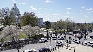 Deux policiers ont été blessés près du Capitole à Washington après avoir été heurtés par une voiture, le 2 avril 2021.