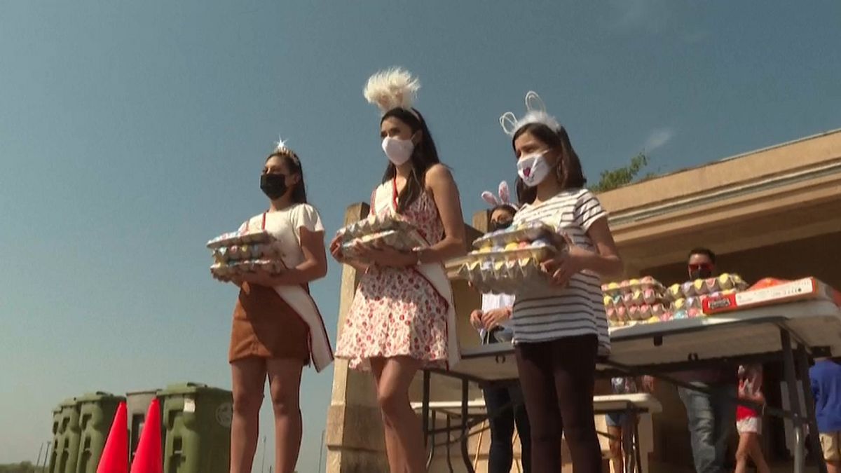 Acto de entrega de huevos de Pascua a los vecinos organizado por el Ayuntamiento de Roma.