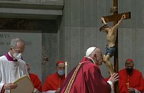 Los niños y la pandemia protagonizan el Vía Crucis del Papa en la Plaza de San Pedro