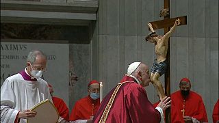 Los niños y la pandemia protagonizan el Vía Crucis del Papa en la Plaza de San Pedro