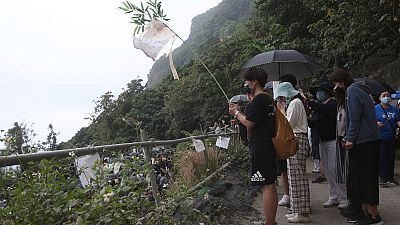 Le famiglie delle vittime di un incidente ferroviario evocano i loro spiriti vicino a Taroko Gorge a Hualien, Taiwan