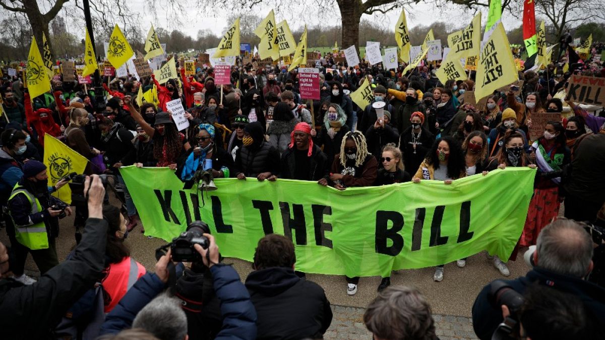 Britânicos manifestam-se pelo direito à manifestação