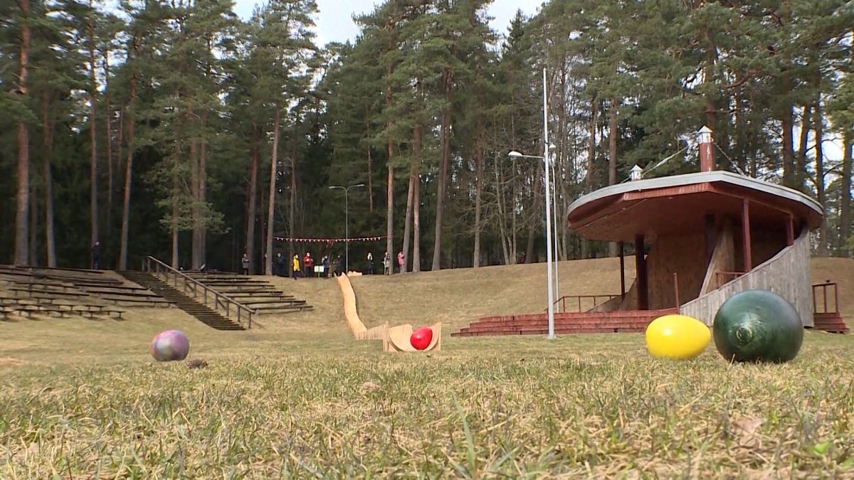 Record-breaking egg roll ramp constructed in Lithuania ahead of Easter