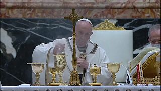 El Papa insta durante la vigilia de Pascua a no perder la esperanza a pesar de los meses sombríos