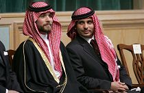 Foto de archivo de noviembre de 2006, el príncipe Hamza Bin Al-Hussein, a la derecha, y el príncipe Hashem Bin Al-Hussein, a la izquierda, hermanos del rey Abdullah II