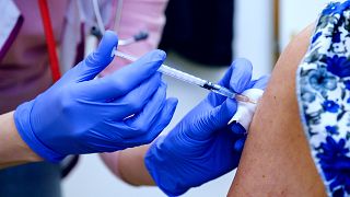 Egy nőt beoltanak a Pfizer-BioNTech koronavírus elleni vakcina első adagjával a Fejér Megyei Szent György Egyetemi Oktató Kórház oltópontján Székesfehérváron 2021. április 4-n