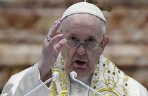 Le pape François délivre sa bénédiction Urbi et Orbi après avoir célébré la messe de Pâques à la basilique Saint-Pierre au Vatican, à Rome, le dimanche 4 avril 2021.