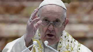 Le pape François délivre sa bénédiction Urbi et Orbi après avoir célébré la messe de Pâques à la basilique Saint-Pierre au Vatican, à Rome, le dimanche 4 avril 2021.