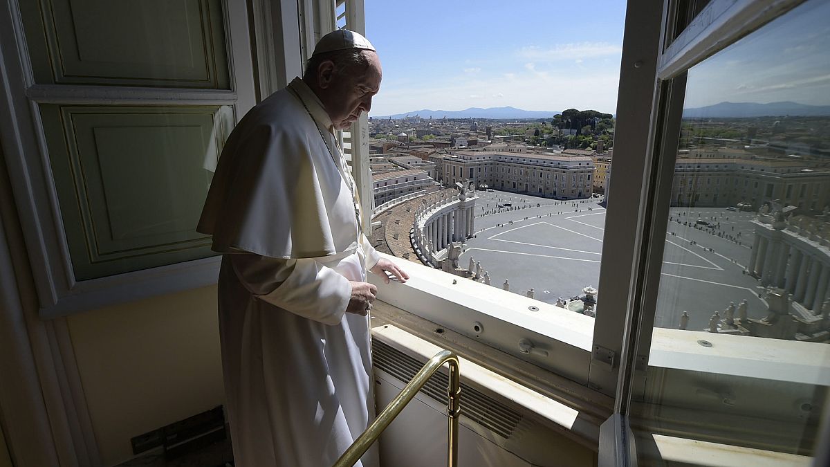 ARCHÍV: a Vatikáni Média által közreadott képen Ferenc pápa nézi az üres Szent Péter teret az Apostoli Palotában, 2020. április 26-án,