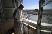 ARCHÍV: a Vatikáni Média által közreadott képen Ferenc pápa nézi az üres Szent Péter teret az Apostoli Palotában, 2020. április 26-án,