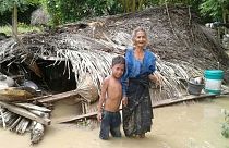 Une villageoise et son petit-fils devant leur maison endommagée dans le village de Haitimuk, en Indonésie, également touchée par les inondations le 4/04/21