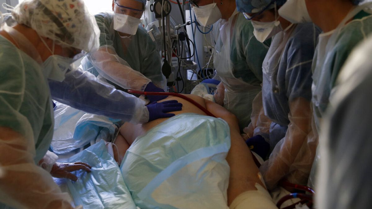 Le personnel médical soigne un patient COVID-19 à l'hôpital d'Amiens, en France, le mardi 30 mars 2021. 