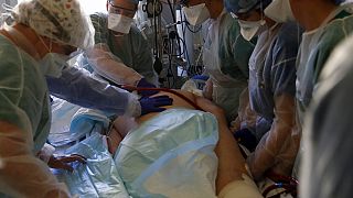 Le personnel médical soigne un patient COVID-19 à l'hôpital d'Amiens, en France, le mardi 30 mars 2021. 