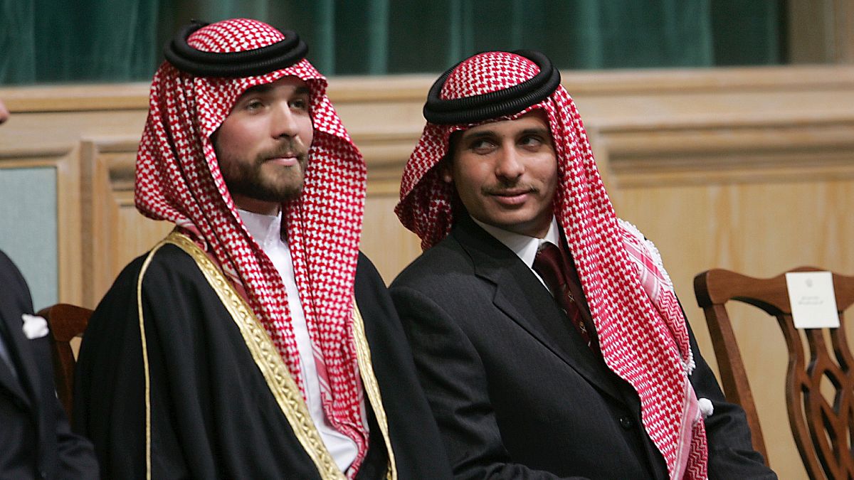 Prens Hamza bin Hüseyin (sağda) ile Prens Haşim bin Hüseyin (solda)