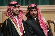 Prens Hamza bin Hüseyin (sağda) ile Prens Haşim bin Hüseyin (solda)